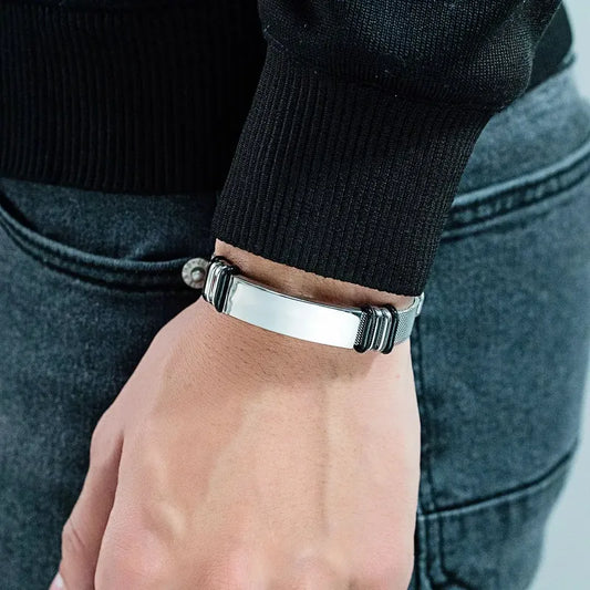 Man wearing the Customised Men's Bracelet – Apex Mesh ID Bracelet with a silver engraving plate.