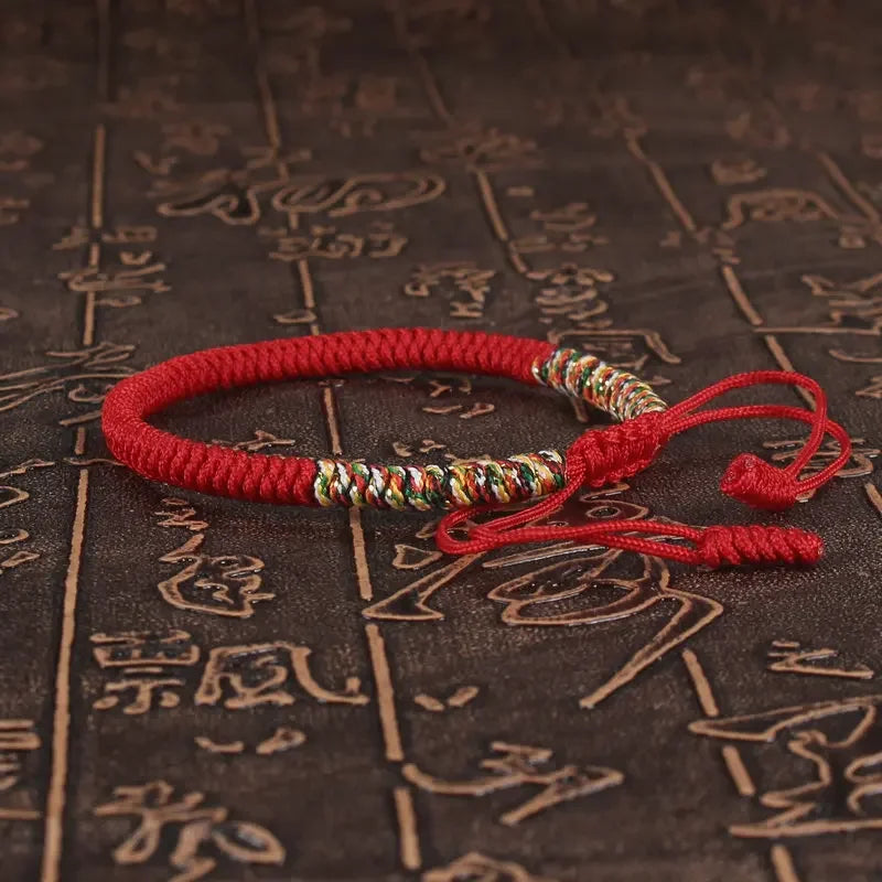 Men Bracelet Rope – Karma Adjustable Knot Bracelet in red, close-up of the King Kong knot
