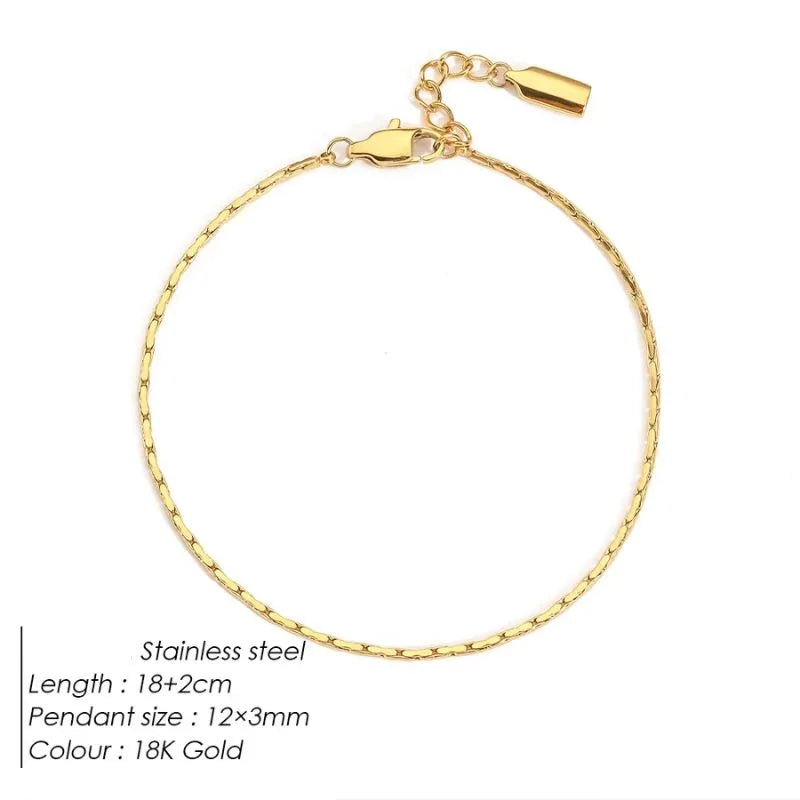 Gold hammered wire chain bracelet laid flat on a white background, labeled Stainless steel, 18+2cm length, 12×3mm pendant size, 18K Gold colour.